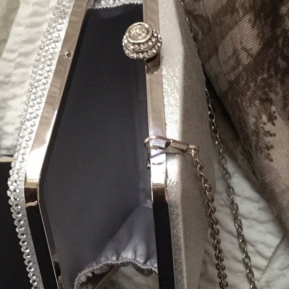SOLD! Silver evening bag. Wear with long chain or tuck inside to use as a clutch - Picture 5 of 6